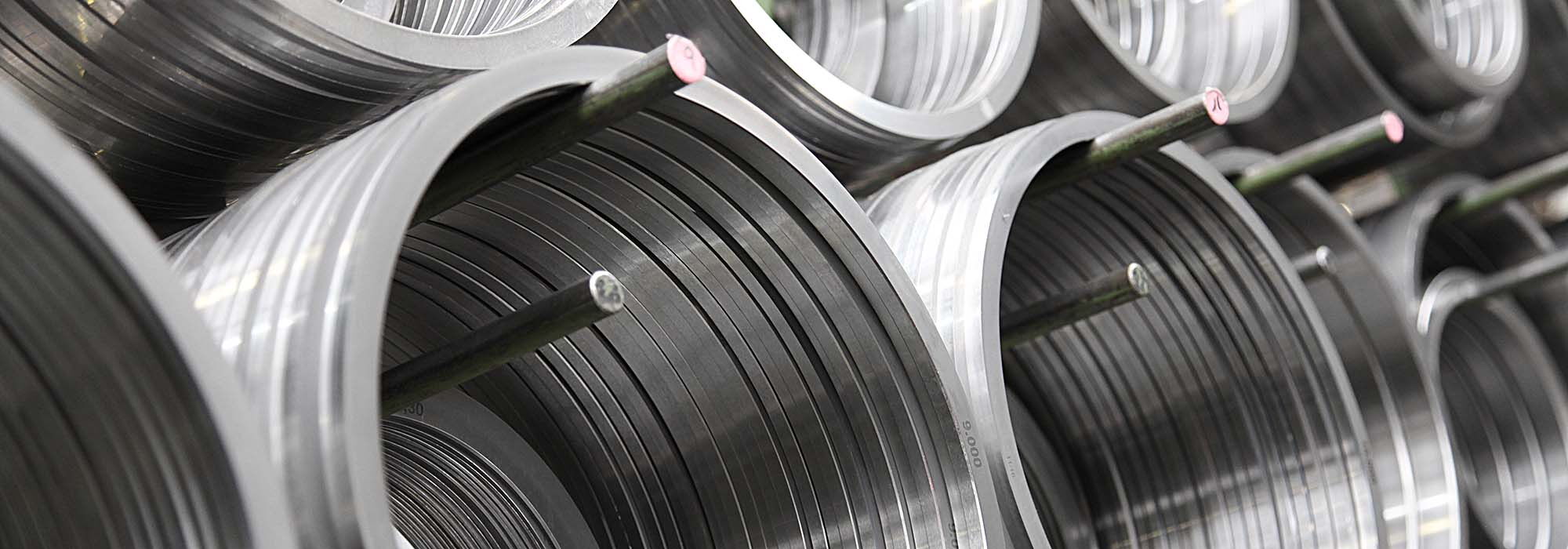Edelstahl Coil Werkstoffe gelagert nebeneinander