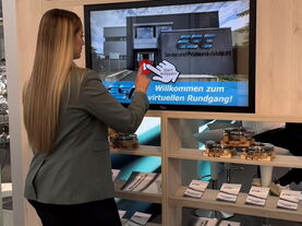 ESG Messestand mit Mitarbeiter